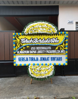 Papan Bunga Duka di Praya Tengah