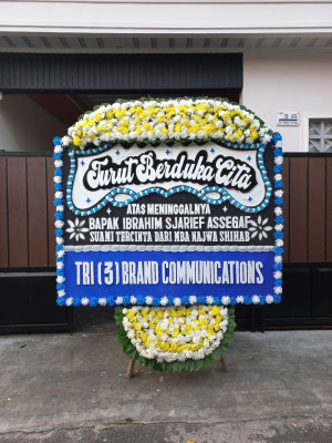 Papan Bunga Duka di Praya Tengah